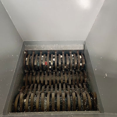 O cilindro azul do HDPE espumou retalhadora de reciclagem plástica da linha central do eixo do recipiente quatro